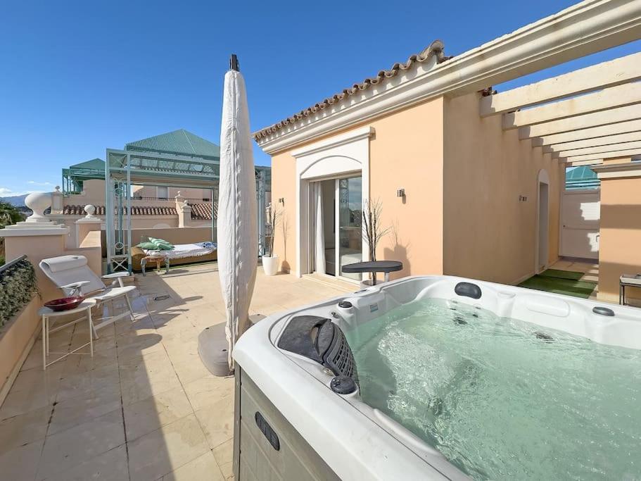 Apartment Elegant Penthouse On Marbella's Golden Mile